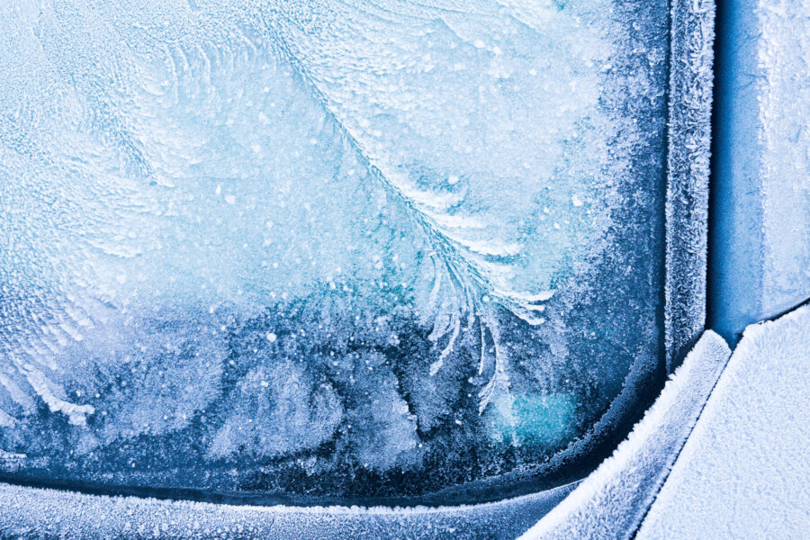 Eisblumen,,Eingefroren.der,Eiskalt,Frost,bildet,Eis,Kristalle,in,wunderschöner,Einzigartigkeit